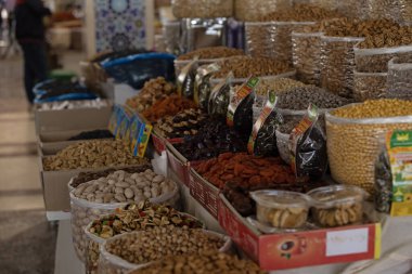 Semerkant, Özbekistan Ekim 12024: Semerkant pazarında kurutulmuş meyve ve ceviz satan Slab pazarı Semerkant pazarının en büyük pazarıdır..