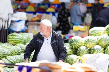  Semerkand, Özbekistan Ekim 12024: işportacı pazarda karpuz satıyor. Siyob pazarı ya da Siab pazarı Semerkand 'ın en büyük pazarıdır..