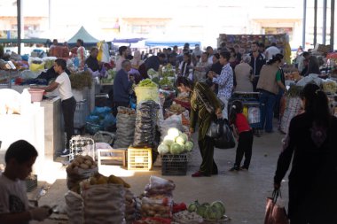 Semerkant, Özbekistan Ekim 12024: Hawker, Daily Need 'i pazara sattı. Siyob pazarı ya da Siab pazarı Semerkand 'ın en büyük pazarıdır..