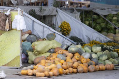 Balkabakları pazarda satılıyor. Siyob pazarı ya da Siab pazarı Semerkand 'ın en büyük pazarıdır..