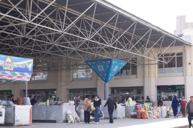 Semerkant, Özbekistan 30 Eylül 2024: işportacı piyasayı günlük ihtiyaçlar satar. Siyob pazarı ya da Siab pazarı Semerkand 'ın en büyük pazarıdır..