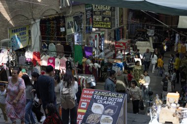 Semerkant, Özbekistan 30 Eylül 2024: işportacı piyasayı günlük ihtiyaçlar satar. Siyob pazarı ya da Siab pazarı Semerkand 'ın en büyük pazarıdır..