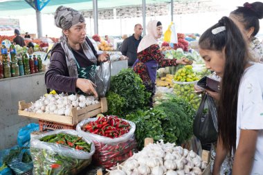 Semerkand, Özbekistan Ekim 12024: kadın işportacılar sebzelerini pazarda satıyorlar. Siyob pazarı ya da Siab pazarı en büyük bazaa.
