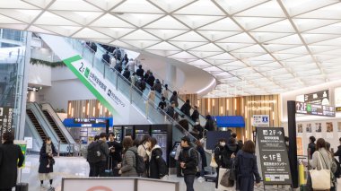 Fukuoka, Japonya - 20 Ocak 2025: Fukuoka havaalanı iç terminali içindeki yolcu terminali. Kyushu Adası 'ndaki ana iç havaalanıdır.