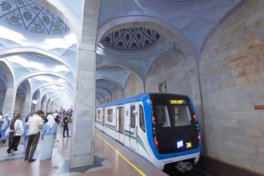 Taşkent, Özbekistan, 5 Ekim 2024: Alisher Navoiy istasyonundan kalabalık geçiyor. Taşkent metrosu eski SSCB 'de inşa edildi, 1977' de açıldı ve Orta Asya 'da ilk metro açıldı.