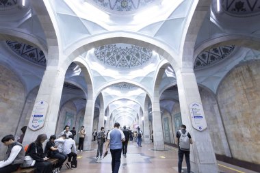 Taşkent, Özbekistan, 5 Ekim 2024: Alisher Navoiy istasyonundan kalabalık geçiyor. Taşkent metrosu eski SSCB 'de inşa edildi, 1977' de açıldı ve Orta Asya 'da ilk metro açıldı.