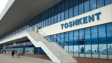 Taşkent, Özbekistan 1 Ekim 2024: Tashkent istasyonunun dışı. Özbekistan 'ın ana tren istasyonlarından biridir..