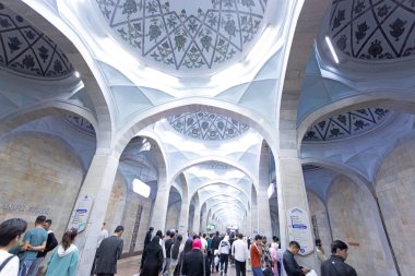 Taşkent, Özbekistan, 5 Ekim 2024: Alisher Navoiy istasyonundan kalabalık geçiyor. Taşkent metrosu eski SSCB 'de inşa edildi, 1977' de açıldı ve Orta Asya 'da ilk metro açıldı.