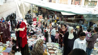 Semerkand, Özbekistan Ekim 12024: işportacılar Orta Asya mutfağında bir çeşit kurutulmuş peynir topu olan Kurut veya Kurt 'u satıyorlar. Siyob pazarı veya Siab pazarı bu şehrin en büyük pazarıdır.