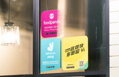 Hong Kong - 31 Mart 2025: Deliveroo HK, Foodpanda ve Keeta etiketi Hong Kong 'daki restoranın tezgahında. Nisan 2025 'e kadar Hong Kong pazarında üç gıda teslimatı şirketi var. Ardından teslimat Hong Kong pazarından yapılacak.