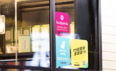 Hong Kong - 31 Mart 2025: Deliveroo HK, Foodpanda ve Keeta etiketi Hong Kong 'daki restoranın tezgahında. Nisan 2025 'e kadar Hong Kong pazarında üç gıda teslimatı şirketi var. Ardından teslimat Hong Kong pazarından yapılacak.