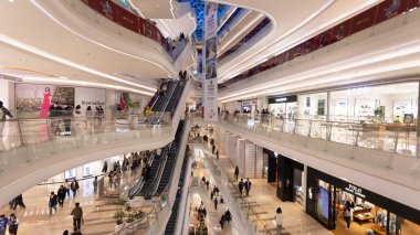 Shenzhen, Çin 30 Mart 2025: Shenzhen Uniwalk Qianhai 'de insanlar alışveriş yapar, Shenzhen' deki en büyük alışveriş merkezlerinden biridir.