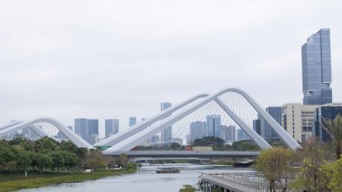 Shenzhen, Çin 31 Mart 2025: Qianhai 'de inşa edilen köprü. Qianhai Shenzhen-Hong Kong Modern Hizmet Endüstrisi İşbirliği Bölgesi Qianhai Yeni Bölgesi olarak bilinen ticari bir gelişmedir..