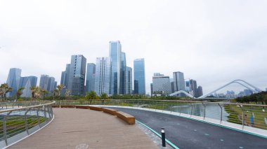 Shenzhen, Çin 31 Mart 2025: Qianhai limanı. Qianhai Shenzhen-Hong Kong Modern Hizmet Endüstrisi İşbirliği Bölgesi Qianhai Yeni Bölgesi olarak bilinen ticari bir gelişmedir..