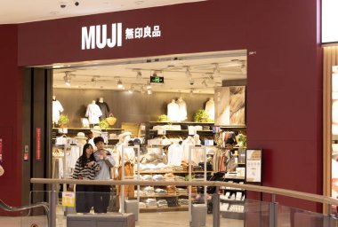 Shenzhen, Çin 30 Mart 2025: Japon mağazası Muji, Nanshan Coastal City. Nanshan kıyı kenti Shenzhen 'deki en büyük alışveriş merkezlerinden biridir.