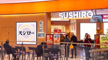 Shenzhen, Çin 30 Mart 2025: Nanshan Coastal City, Shenzhen 'deki Sushiro suşi barı. Nanshan kıyı kenti Shenzhen 'deki en büyük alışveriş merkezlerinden biridir.