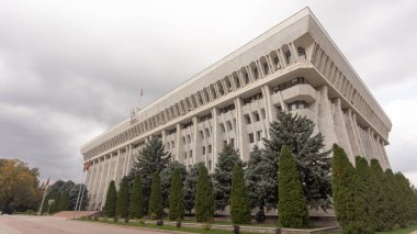 Bishkek, Kırgızistan - 12 Ekim 2024: Beyaz Saray, Chuy Bulvarı 'ndaki Bishkek 2002 ve 2010 ayaklanmalarının sembolik olduğu yer. Bishkek 'teki ana hükümet binası..