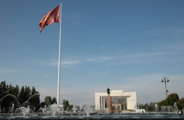 Kırgız Eyaleti Tarihi Müzesi ve Ala-Too Meydanı 'ndaki Manas Heykeli