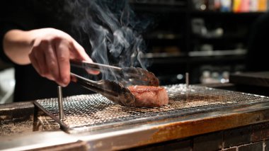 Japonya 'nın mutfağında Japon Wagyu ızgara yaptı.