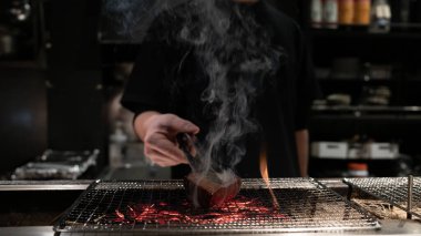 Japonya 'nın mutfağında Japon Wagyu ızgara yaptı.