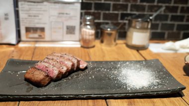 Japonya 'nın mutfağında Japon Wagyu ızgara yaptı.