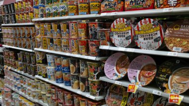 Hirosaki, Japonya -19 Nisan 2025: markette farklı türde hazır erişte satılıyor, hazır erişte ilk olarak Japonya tarafından tanıtılıyor.