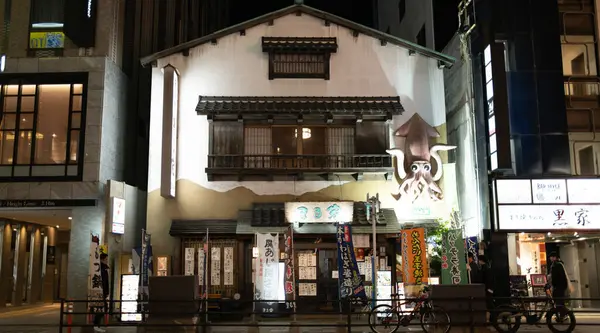 Fukuoka, Japonya - 18 Ocak 2025 Nakasu 'daki mürekkep balığı restoranı. Nakasu bölgesi Fukuoka 'nın eğlence merkezi.