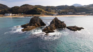 Itoshima, Fukuoka 'daki Sakurai Futamigaura Torii. Evli Çift Kayaları' nın önünde.