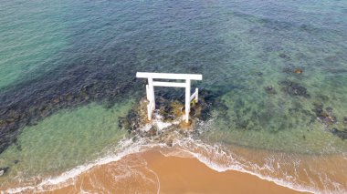 Itoshima, Fukuoka 'daki Sakurai Futamigaura Torii. Evli Çift Kayaları' nın önünde.