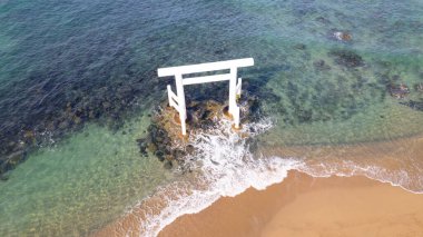 Itoshima, Fukuoka 'daki Sakurai Futamigaura Torii. Evli Çift Kayaları' nın önünde.