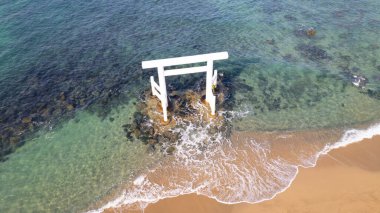 Itoshima, Fukuoka 'daki Sakurai Futamigaura Torii. Evli Çift Kayaları' nın önünde.