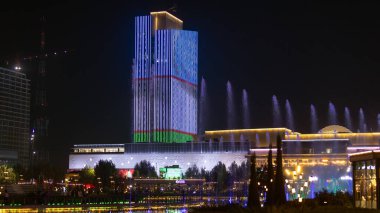 Taşkent, Özbekistan - 4 Ekim 2024: Taşkent Şehir Parkı ve Özbekistan bayrağının yansımasıyla Taşkent şehir merkezi 2022 'den beri Taşkent' te yeni bir alışveriş merkezi.. 