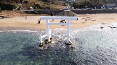 İtoshima, Fukuoka 'daki Sakurai Futamigaura Torii' nin insansız hava aracı görüntüsü.