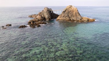 Itoshima, Fukuoka 'daki Sakurai Futamigaura Torii. Evli Çift Kayaları' nın önünde.