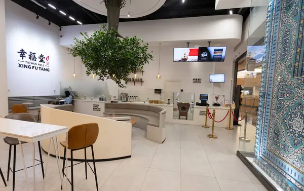 Taşkent, Özbekistan - 4 Ekim 2024: Tayvan balonlu çay dükkanı, xing fu tang, Taşkent şehir merkezinde, 2022 'den beri Taşkent' te yeni bir alışveriş merkezi.. 