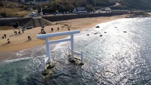 İtoshima, Fukuoka 'daki Sakurai Futamigaura Torii' nin insansız hava aracı görüntüsü.