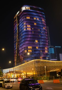 Taşkent, Özbekistan - 4 Ekim 2024: Taşkent City Park yakınlarındaki Hilton Oteli. Özbekistan, eski bir Sovyet tarzı komuta ekonomisi, piyasa ekonomisine daha fazla uyum sağlayan değişimlerden geçti..