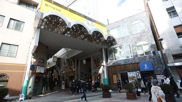 Fukuoka, Japonya - 18 Ocak 2025: Kawabata Alışveriş Salonu 'nun dışı, Hakata bölgesinde gelişen ilk ticaret alanıdır ve tarihi 130 yıldan daha eskiye dayanır.