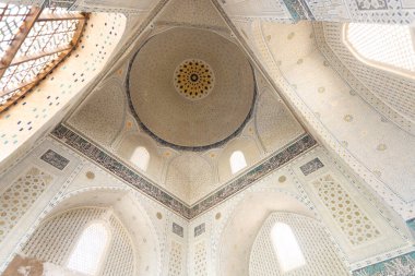 Özbekistan, Semerkant - Ekim 12024: Bibi-Khanym camiinin dışı. 15. yüzyılda, İslam dünyasının en büyük ve en görkemli camilerinden biriydi.