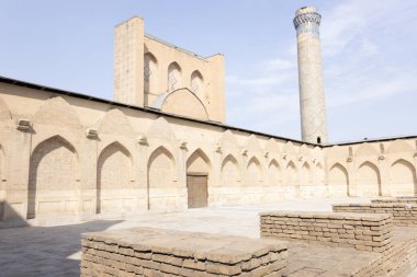 Bibi-Khanym camiinin dışında. 15. yüzyılda, İslam dünyasının en büyük ve en görkemli camilerinden biriydi.