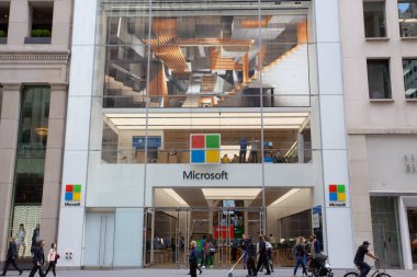 New York - 4 Ekim 2016: Microsoft Flagship store, New York. Microsoft, Mayıs 2025 'te yaklaşık 6000 kişiyi, yani işgücünün% 3' ünü işten çıkaracağını duyurdu..