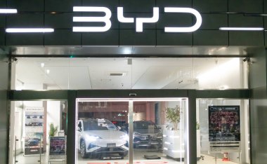 Sendai, Japonya 16 Nisan 2025: BYD Oto galerisi gündüz vakti Sendai 'de bulunmaktadır. Çin 'in motor şirketlerinden biri olan BYD, Japonya' nın geleneksel motor endüstrisi ülkelerinden biri olması nedeniyle Japon pazarına ulaştı.
