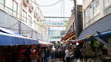 Sendai, Japonya 17 Nisan 2025: Sashimi balık ve kabuklu deniz ürünleri Sendai Asaichi Sabah Pazarı 'nda satışta. Sendai asaichi sabah pazarı Sendai 'deki eski pazarlardan biridir.