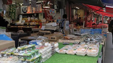 Sendai, Japonya 17 Nisan 2025: Sashimi balık ve kabuklu deniz ürünleri Sendai Asaichi Sabah Pazarı 'nda satışta. Sendai asaichi sabah pazarı Sendai 'deki eski pazarlardan biridir.