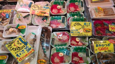 Sendai, Japonya 17 Nisan 2025: Sashimi balık ve kabuklu deniz ürünleri Sendai Asaichi Sabah Pazarı 'nda satışta. Sendai asaichi sabah pazarı Sendai 'deki eski pazarlardan biridir.