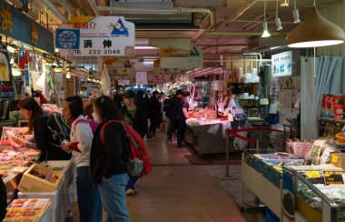 Sendai, Japonya 17 Nisan 2025: Sashimi balık ve kabuklu deniz ürünleri Sendai Asaichi Sabah Pazarı 'nda satışta. Sendai asaichi sabah pazarı Sendai 'deki eski pazarlardan biridir.