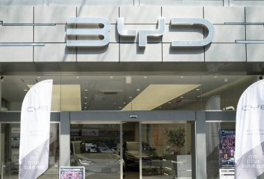 Sendai, Japonya 16 Nisan 2025: BYD Oto galerisi gündüz vakti Sendai 'de bulunmaktadır. Çin 'in motor şirketlerinden biri olan BYD, Japonya' nın geleneksel motor endüstrisi ülkelerinden biri olması nedeniyle Japon pazarına ulaştı.