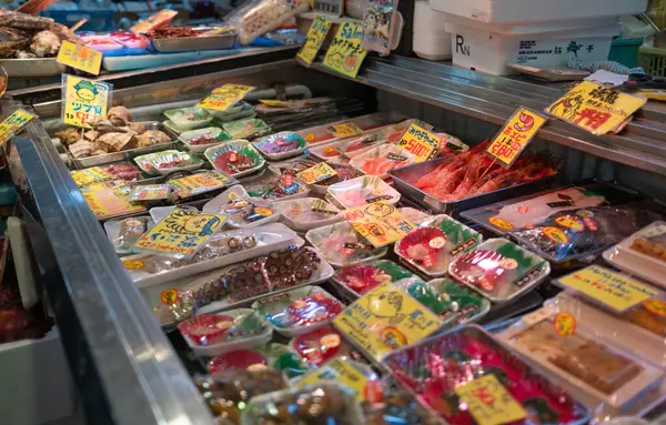 Sendai, Japonya 17 Nisan 2025: Sashimi balık ve kabuklu deniz ürünleri Sendai Asaichi Sabah Pazarı 'nda satışta. Sendai asaichi sabah pazarı Sendai 'deki eski pazarlardan biridir.