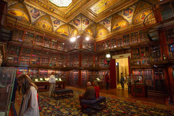 New York - 6 Ekim 2016: New York, ABD 'deki Morgan kütüphanesi ve müzesi, New York' ta bir müze ve araştırma kütüphanesidir.