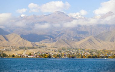 Kyrgzstan 'daki doğal issykkul gölü ve kasaba manzarası.